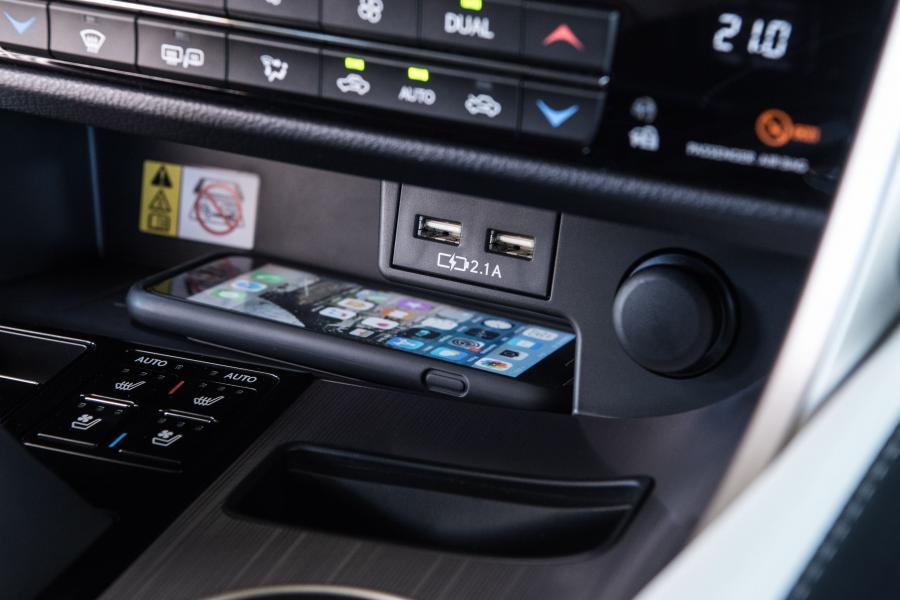 Детали интерьера Lexus RX300 F-Sport 2019 года  (WW) (фото 80 из 80)